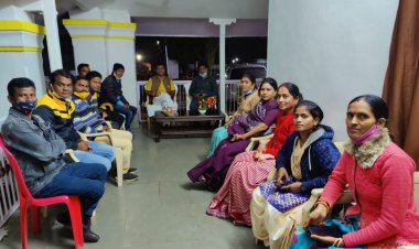 सांसद बैज बीजापुर दौरे के दौरान नगर पंचायत में नवनियुक्त पार्षदों से भेंट कर उन्हें जीत की बधाई दी