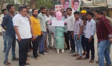 कांग्रेस जनो ने केंद्रीय मंत्री प्रहलाद पटेल का पुतला दहन किया