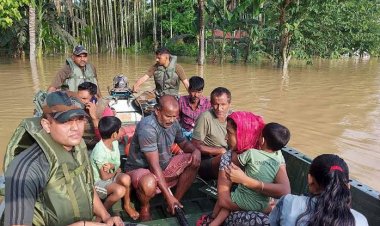 असम में बाढ़ से हालत हुई बेकाबू अब तक 18 मौतें और 7 लाख लोग प्रभावित, दिन-रात ऑपरेशन में जुटी रेस्क्यू टीम
