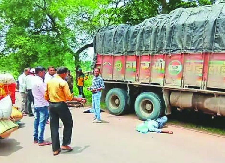 ट्रक के पहिए के नीचे आए 4 साल के बेटे व पिता की मौके पर मौत