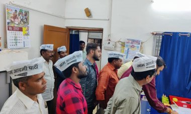 बिजली की लचर व्यवस्था और लापरवाही को लेकर आप ने किया विद्युत आफिस का घेराव -संतोष चन्द्राकर