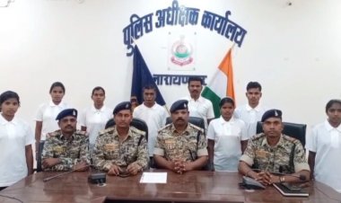 Chhattisgarh : नारायणपुर में 5 लाख ईनामी सहित 8 माओवादियों ने किया सरेंडर
