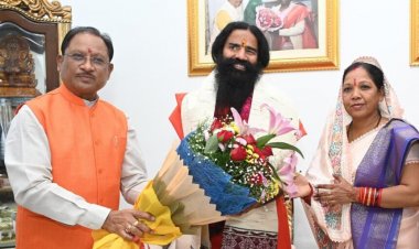 मुख्यमंत्री विष्णुदेव साय से योग गुरु बाबा रामदेव की सौजन्य मुलाकात, प्रदेश के विकास, स्वास्थ्य, योग और आयुर्वेद को बढ़ावा देने पर की चर्चा