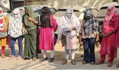 Chhattisgarh Sex Racket : सेक्स रैकेट का भंडाफोड़,पुलिस ने फिल्मी स्टाइल में मारा छापा..9 युवती-महिलाओं सहित 11 को पकड़ा…