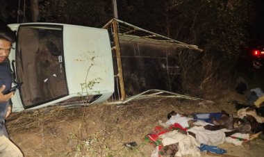 CG ACCIDENT : बारात से वापस लौट रही गाड़ी का फटा टायर, दो लोगों की मौत, 6 घायल