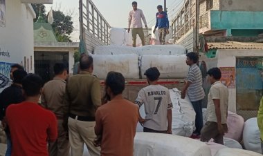 CG : पुलिस ने पकड़ा कंबल से भरा ट्रक, चुनाव में खपाने की आशंका !