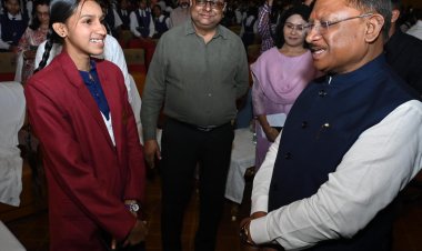 “परीक्षा पे चर्चा” युवाओं और अभिभावकों को संबल देने वाली पहल,मुख्यमंत्री विष्णु देव साय ने छात्र छात्राओं के साथ सुनी “परीक्षा पे चर्चा” की आठवीं कड़ी