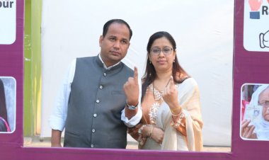 रायपुर कलेक्टर डॉ. गौरव सिंह ने पत्नी संग डाला वोट, मतदाताओं से बढ़-चढ़कर मतदान करने की अपील की