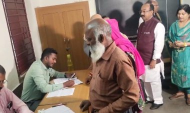 Nikay Chunav 2025 : डिप्टी सीएम अरुण साव ने लाइन में खड़े होकर किया मतदान