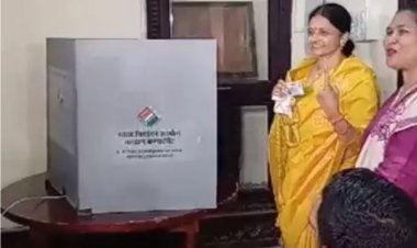 रायपुर नगर निगम चुनाव : कांग्रेस प्रत्याशी दीप्ति दुबे ने आनंद समाज वाचनालय में किया मतदान...कांग्रेस की जीत का जताया भरोसा