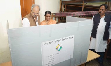 बृजमोहन अग्रवाल ने पत्नी संग किया मतदान