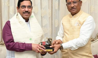 मुख्यमंत्री साय ने बस्तर आर्ट का प्रतीक चिन्ह भेंट कर केंद्रीय मंत्री प्रहलाद जोशी का किया आत्मीय स्वागत