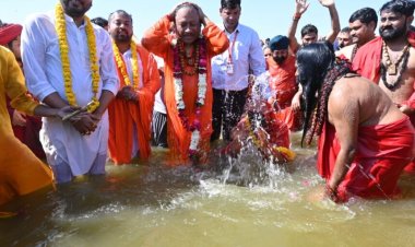 मुख्यमंत्री साय, राज्यपाल और विधानसभा अध्यक्ष समेत सभी मेहमानों ने त्रिवेणी संगम में लगाई आस्था की डुबकी