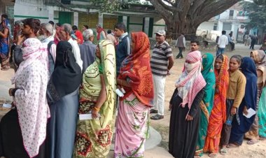 CG – मतगणना खत्म होने के बाद ड्यूटी में लगी महिला कर्मी की साड़ी से एक-एक कर गिरने लगे बैलेट पेपर, फिर जो हुआ…. तीन गिरफ्तार…..