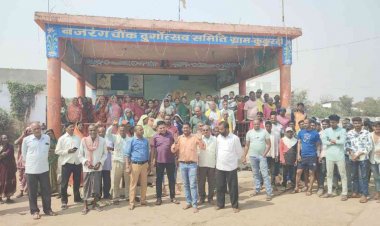 चुनाव का बहिष्कार : प्रशासनिक अधिकारियों व ग्रामीणों के बीच हुई बैठक, मतदान नहीं करने के निर्णय पर अड़े ग्रामीण…