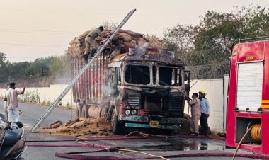 CG : चलती ट्रक में लगी आग, धू-धूकर जल उठा धान से भरा वाहन!