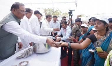 CG : गिरौदपुरी मेले में शामिल हुए मुख्यमंत्री साय, मेला की राशि बढ़ाकर की 50 लाख, खुद श्रद्धालुओं को बांटे प्रसाद