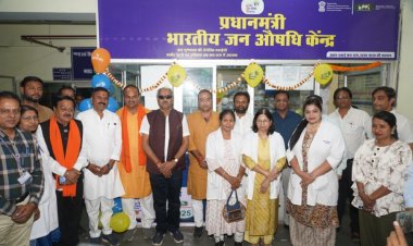 CG : सांसद बृजमोहन ने जन औषधि केंद्र का किया अवलोकन, बोले- गरीबों को सस्ती दवाएं और युवाओं को मिलेगा रोजगार