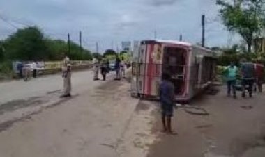 Accident : शिवरीनारायण से बिलासपुर जा रही 50 लोगों से भरी बस अनियंत्रित होकर पलटी,35 लोग हुए घायल