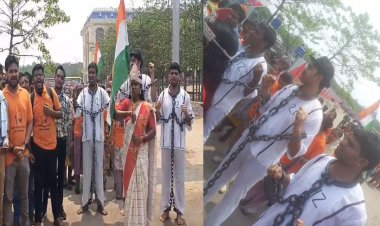 बर्खास्त शिक्षकों का आंदोलन जारी : अनोखे अंदाज में किया प्रदर्शन, इस वेशभूषा में निकाली रैली…..