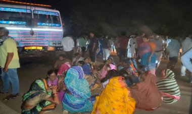 ACCIDENT : हाइवा की चपेट में आने से बाइक सवार 2 लोगों की मौत, आक्रोशित ग्रामीणों ने किया चक्काजाम