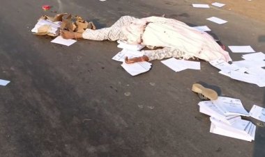 accident : अज्ञात ट्रक की टक्कर से नर्स की मौत, मृत मां को देख बच्चे का हाल बेहाल