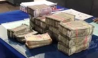 CG – चेकिंग के दौरान कार से मिला लाखों का कैश, नोटों के बंडल देख पुलिस का भी माथा चकराया, जानिए कहां से आया इतना कैश…