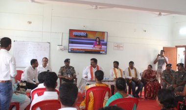 सुकमा दौरे पर पहुंचे उपमुख्यमंत्री विजय शर्मा, आत्मसमर्पित नक्सलियों से की मुलाकात