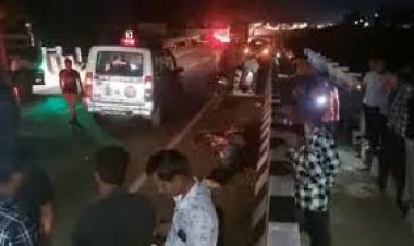 कार और बाइक की जबरदस्त टक्कर : तीन युवकों की मौके पर मौत, कार के उड़े परखच्चे