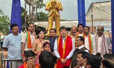 बाबा साहेब की प्रतिमा में भाजपा प्रदेश अध्यक्ष किरण देव ने किया दीप प्रज्जवलन, देश के संविधान निर्माता को किया नमन…