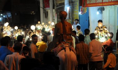 बारात में मचा बवाल : इस बात को लेकर आपस में भिड़े बाराती और घराती, देखते ही देखते थाने पहुंचा मामला, फिर जो हुआ….