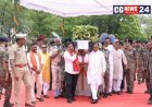 मुख्यमंत्री ने नक्सल मुठभेड़ में शहीद जवान मेहुल भाई को दी श्रद्धांजलि शहीद मेहुल भाई के पार्थिव शरीर को कंधा देकर दी अंतिम विदाई