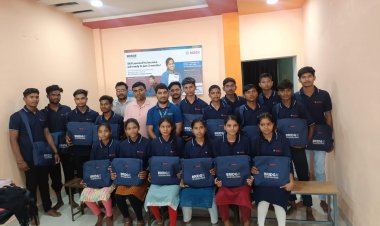 नि:शुल्क रोजगारोन्मुख सॉफ्ट स्किल कोर्स का किट व सर्टिफिकेट वितरण 