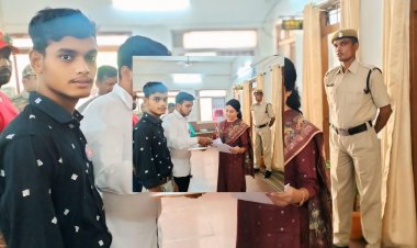 शहीद दुर्वासा निषाद शासकीय महाविद्यालय, अर्जुन्दा के छात्रों ने कलेक्टर से की सौजन्य भेंट — खेल मैदान एवं मिनी स्टेडियम की मांग को लेकर सौंपा ज्ञापन