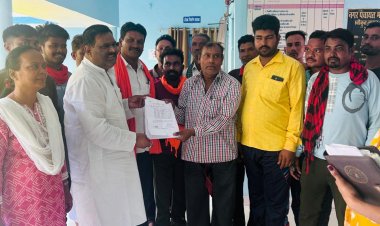 अर्जुंदा चौक में दुकान लगा रहे फुटकर व्यापारियों ने  नगर पंचायत अध्यक्ष प्रमोद जैन को आवेदन पत्र सौंपा*