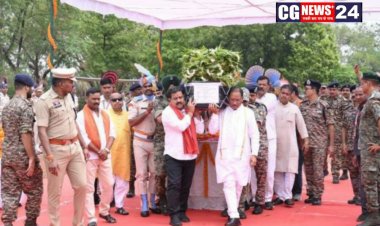 मुख्यमंत्री ने नक्सल मुठभेड़ में शहीद जवान मेहुल भाई को दी श्रद्धांजलि शहीद मेहुल भाई के पार्थिव शरीर को कंधा देकर दी अंतिम विदाई