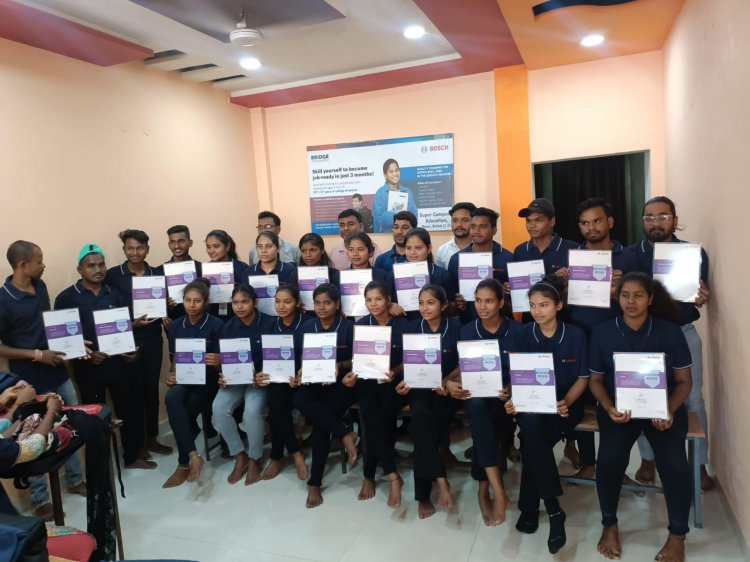 नि:शुल्क रोजगारोन्मुख सॉफ्ट स्किल कोर्स का किट व सर्टिफिकेट वितरण 