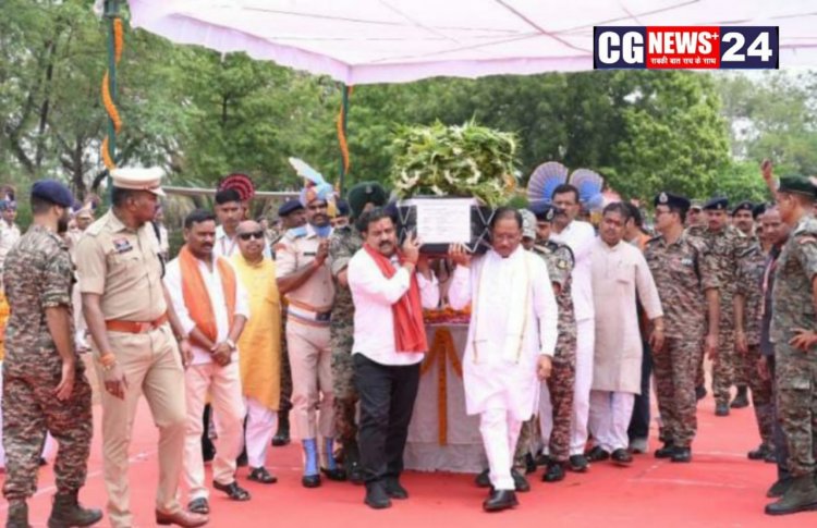 मुख्यमंत्री ने नक्सल मुठभेड़ में शहीद जवान मेहुल भाई को दी श्रद्धांजलि शहीद मेहुल भाई के पार्थिव शरीर को कंधा देकर दी अंतिम विदाई
