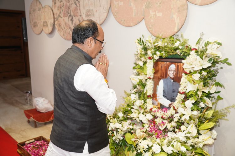 सांसद बृजमोहन अग्रवाल के पिताश्री के तैलचित्र पर पुष्पांजलि अर्पित कर किया नमन*