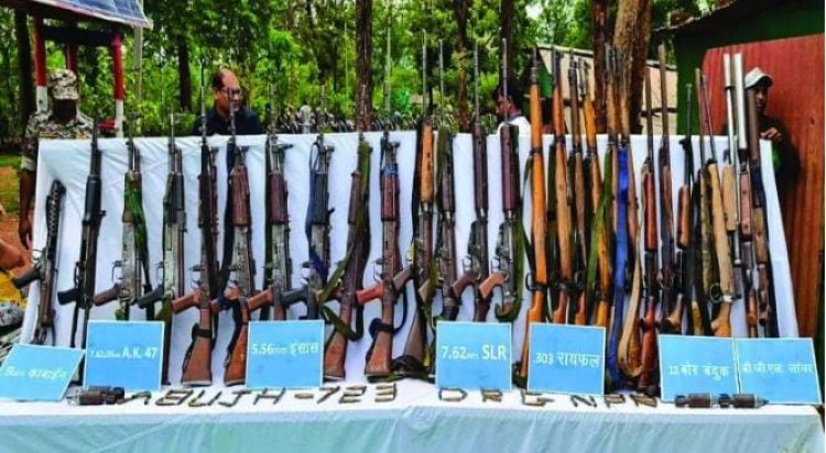 नक्सलियों के कब्जे से बड़ी संख्या में हथियार बरामद किया गया