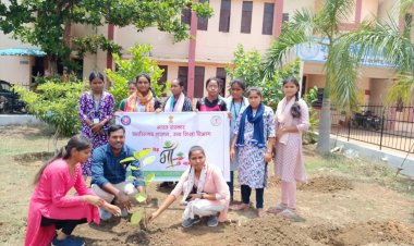 महाविद्यालय परिसर में एक पेड़ मां के नाम पर पौधरोपण: राष्ट्रीय सेवा योजना के स्वयंसेवकों की पहल*