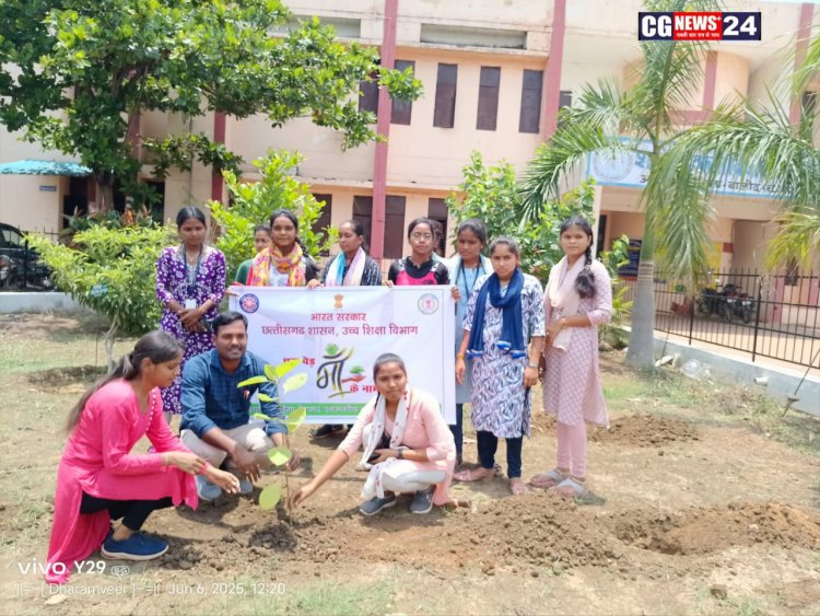 महाविद्यालय परिसर में एक पेड़ मां के नाम पर पौधरोपण: राष्ट्रीय सेवा योजना के स्वयंसेवकों की पहल*