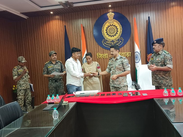 दन्तेवाड़ा पुलिस के द्वारा आमजन को उनके गुम हुये मोबाईल को CEIR पोर्टल के माध्यम से तलाश कर ‘‘इया आपलो सामान निया’’ कार्यक्रम के द्वारा वापस किया गया।