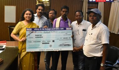 कलेक्टर मिश्रा ने विद्युत दुर्घटना में मृत फलेश्वर यादव के पिता को प्रदान किया 04 लाख रूपए अनुग्रह राशि का चेक 