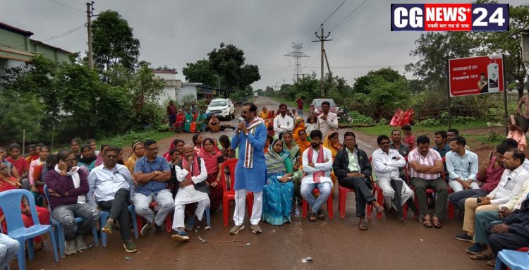 ग्रामीणों ने शिक्षक हटाने की मांग को लेकर राजनांदगांव - अर्जुंदा मार्ग पर 3 घंटे किया चक्का जाम