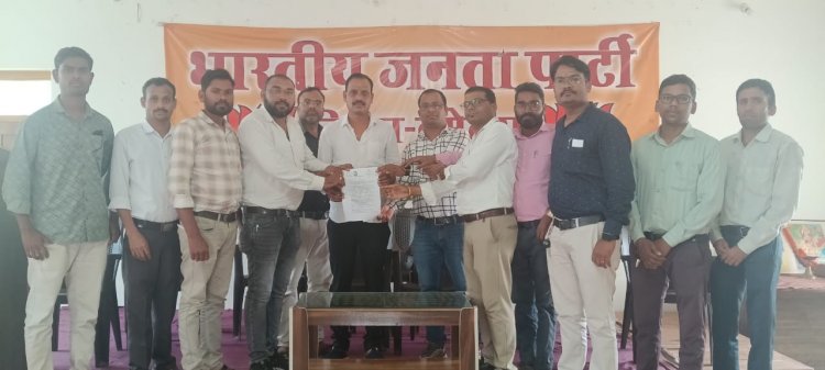 एनएचएम संविदा कर्मियों का आंदोलन जारी विधायक और भाजपा जिलाध्यक्ष को सौंपा गया ज्ञापन*