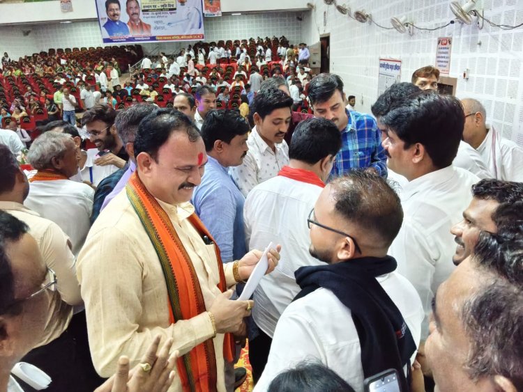 स्वास्थ्य मंत्री को एनएचएम कर्मियों ने सौंपा 10 सूत्रीय मांगों का ज्ञापन*