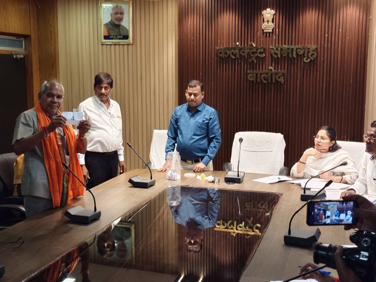 नगर पंचायत पलारी में पार्षद के निर्वाचन हेतु आरक्षण की कार्यवाही संपन्न* 
