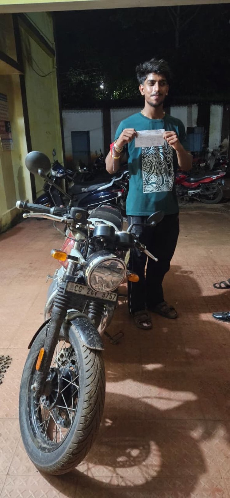 राजहरा पुलिस के द्वारा तेज आवाज साइलेंसर बुलेट वाहन पर कार्यवाही 5000 फिर कटा चालान*