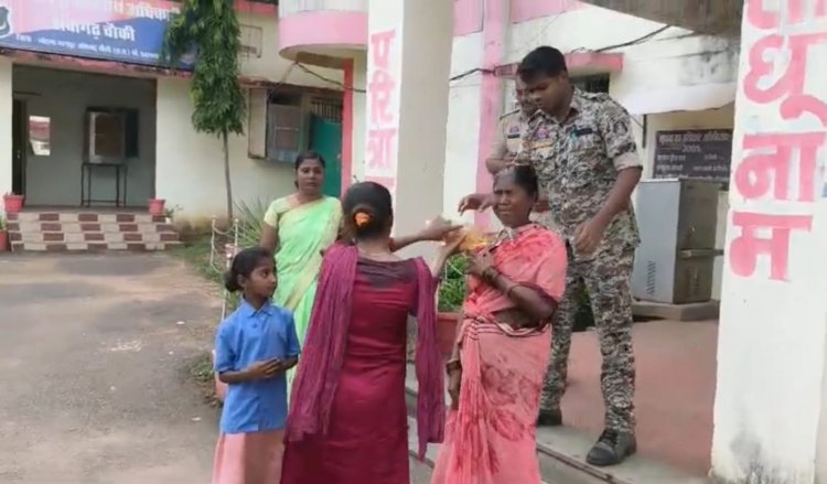 प्रशासन से परेशान होकर पीड़ित परिवार ने थाना परिसर में की आत्मदह करने की कोशिश